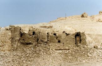 Poor Coptic houses north of Sennufer 1999 002