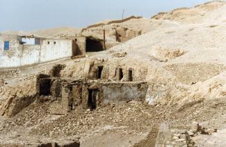 Poor Coptic houses north of Sennufer 1999 004